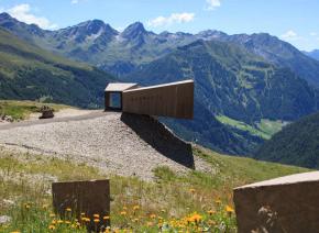 Punto di vista panoramica sulla strada alpina passo Rombo